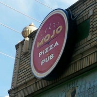 Das Foto wurde bei Mojo Pizza n&amp;#39; Pub von Dave K. am 3/31/2012 aufgenommen