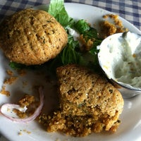 7/7/2012 tarihinde Meg R.ziyaretçi tarafından Alpha&amp;amp; Omega Greek Restaurant'de çekilen fotoğraf