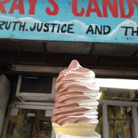 8/14/2012 tarihinde Citlalic J.ziyaretçi tarafından Ray&amp;#39;s Candy Store'de çekilen fotoğraf