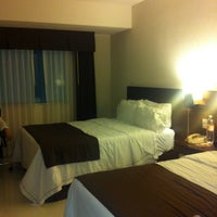 Photo taken at Holiday Inn Express by Axolotito D. on 8/14/2012