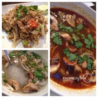 Снимок сделан в Dee Thai Restaurant пользователем Elaine L. 8/1/2012