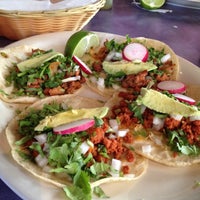 Снимок сделан в Taqueria El Azteca &amp;amp; Taco Truck пользователем Thanawan H. 3/31/2012