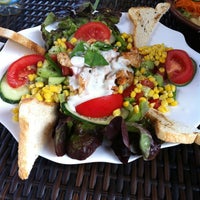 6/8/2012 tarihinde Tamara E.ziyaretçi tarafından Tenis Restaurant'de çekilen fotoğraf