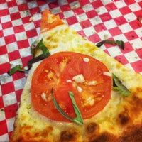 Foto tomada en Turnpike Pizza  por Sarah S. el 7/1/2012