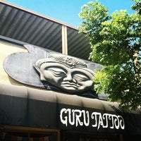 รูปภาพถ่ายที่ Guru Tattoo โดย Tara&amp;#39;s Team เมื่อ 8/29/2012