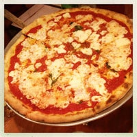 7/25/2012 tarihinde Donnalicious .ziyaretçi tarafından Europa Pizzeria'de çekilen fotoğraf
