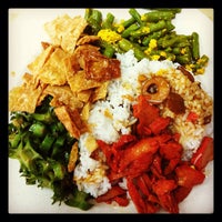 Photo taken at Su Shi Piao Xiang Vegetarian Food by Walter L. on 9/12/2012