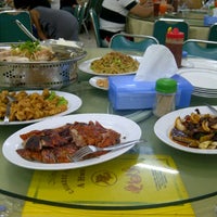 Photo taken at Chinese Food A Hwa Jelambar Baru by Martin W. on 4/8/2012