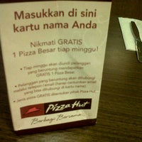 Photo taken at Pizza Hut by Annisa H. on 3/13/2012