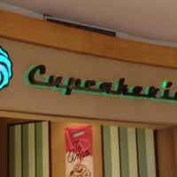 Photo taken at La Cupcakeria by Fabiola R. on 8/19/2012