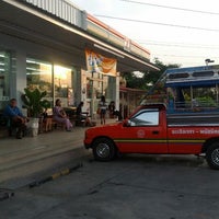 Photo taken at ร้านลาบอุบล พี่แตน by Mayor M. on 5/22/2012