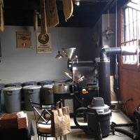 7/26/2012 tarihinde emily h.ziyaretçi tarafından Grand Rapids Coffee Roasters'de çekilen fotoğraf