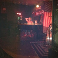 Foto tomada en Treff&amp;#39;s Bar &amp;amp; Grill  por Gabby C. el 5/18/2012