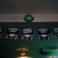 รูปภาพถ่ายที่ Farrell&amp;#39;s Of Brooklyn Bar and Grill โดย Russ เมื่อ 3/17/2012