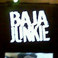 รูปภาพถ่ายที่ Baja Junkie โดย Casandra L. เมื่อ 6/9/2012
