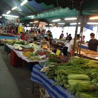 Photo taken at ตลาดอุ่นเรือน by Pee E. on 6/30/2012