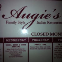 รูปภาพถ่ายที่ Augie&amp;#39;s Restaurant โดย Otavio L. เมื่อ 7/8/2012