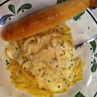 Photo taken at Olive Garden by Paulinha C. on 8/9/2012