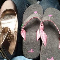 Foto tirada no(a) Nice Shoes por Tara-Lee G. em 7/4/2012