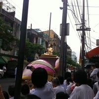 Photo taken at ตลาดหน้าวัดนาคปรก by YUI S. on 4/6/2012