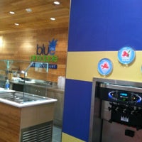 Foto scattata a Blue Pineapple Frozen Yogurt da Bernice C. il 6/21/2012