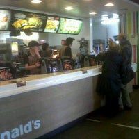 รูปภาพถ่ายที่ McDonald&#39;s โดย Damien C. เมื่อ 5/15/2012