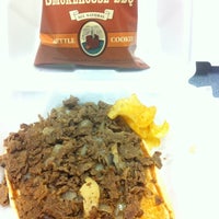 Foto tomada en Champion Cheesesteaks Food Truck  por TJ el 3/22/2012