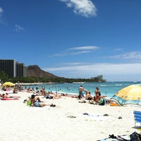 Foto tomada en Duke&amp;#39;s Waikiki  por Jon B. el 8/5/2012