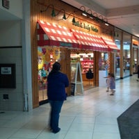 Das Foto wurde bei Foothills Mall von Robert D. am 5/9/2012 aufgenommen