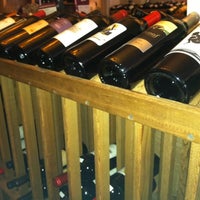 Foto tomada en The Olde Wine Cellar  por Kelly W. el 5/30/2012
