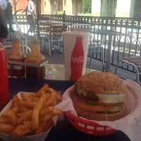 Foto diambil di Pearl&amp;#39;s Deluxe Burgers oleh Carlos D. pada 8/10/2012
