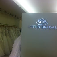 รูปภาพถ่ายที่ Lotus Bridal โดย Valerie ;. เมื่อ 8/22/2012