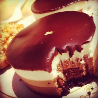 Снимок сделан в Honey Moon Sweets Bakery &amp;amp; Dessert Bar пользователем Lulu A. 5/26/2012
