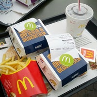 Foto tirada no(a) McDonald&amp;#39;s por Zina G. em 7/3/2012