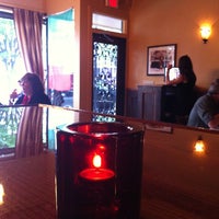 Foto tomada en Bella&amp;#39;s Restaurant  por A. O. el 5/8/2012