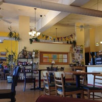 Foto tomada en Momo Lolo Coffee House  por Luke D. el 6/21/2012