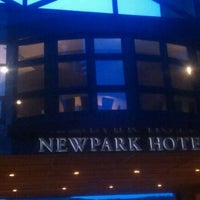 Foto tomada en Newpark Hotel &amp;amp; Resort  por Richard R. el 5/26/2012
