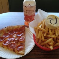 3/14/2012にTodd M.がGeorgee&amp;#39;s Pizzaで撮った写真