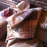 รูปภาพถ่ายที่ Grassroots Coffee Company โดย Susan H. เมื่อ 4/28/2012