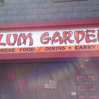 Photo prise au Plum Garden Restaurant par Craig le8/15/2012