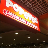 Photo taken at Popeyes Louisiana Kitchen by Muhammad Zahiruddin on 6/3/2012
