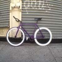 Foto scattata a Zen Bikes da John C. il 4/29/2012