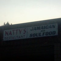 Das Foto wurde bei Nattys Jamaican &amp;amp; Soul Food von Cadillac D am 5/25/2012 aufgenommen
