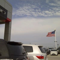 Das Foto wurde bei AutoNation Toyota Gulf Freeway von Moni am 8/24/2012 aufgenommen