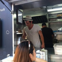6/20/2012 tarihinde Jen A.ziyaretçi tarafından Taïm Mobile Falafel &amp;amp; Smoothie Truck'de çekilen fotoğraf