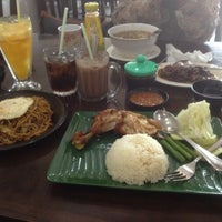 Photo taken at Anjung Warisan Restaurant by MamingNisa D. on 3/20/2012