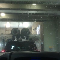 Foto tomada en The Glo Car Wash  por Jenn O. el 6/17/2012