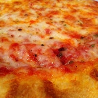 4/29/2012 tarihinde Luigi C.ziyaretçi tarafından Vincent&amp;#39;s Pizza'de çekilen fotoğraf