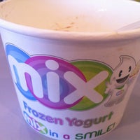 รูปภาพถ่ายที่ Mix Frozen Yogurt โดย Nina S. เมื่อ 6/23/2012
