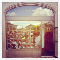 8/11/2012 tarihinde Camziyaretçi tarafından Corporate: Cincinnati&amp;#39;s Premiere Sneaker/Clothing Boutique'de çekilen fotoğraf